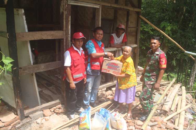 POSKO BENCANA PMI BANTU NENEK SUKATI Di SUMBERSARI