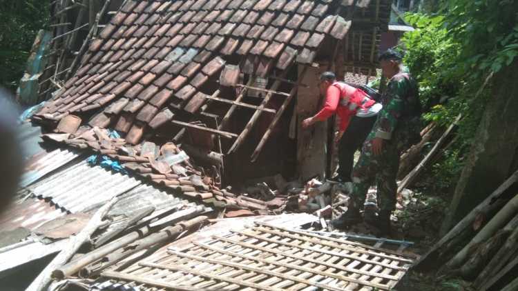 PMI RESPON RUMAH AMBRUK DISUMBERSARI