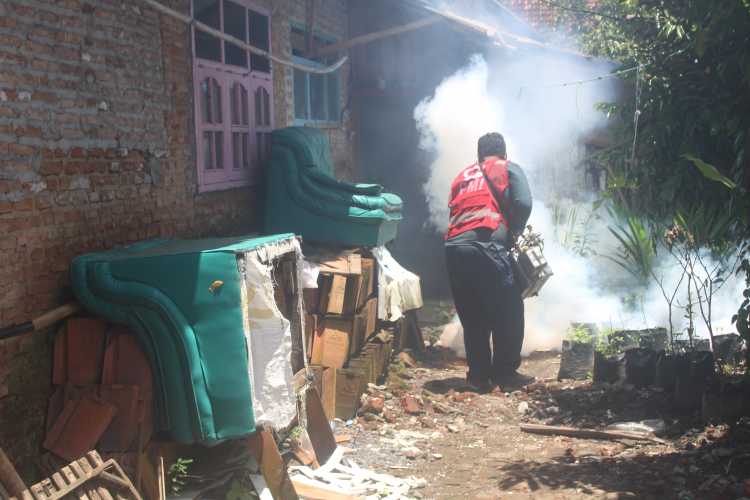 PMI JEMBER KEMBALI MEMENUHI PERMINTAAN FOGGING DI KENCONG