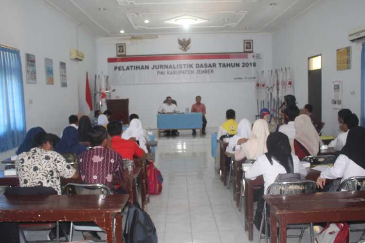 Antusias Belajar Menulis Berita