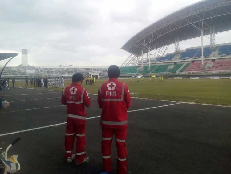 Sembilan Personil Unit PPGD Dan Sukarelawan PMI Kab. Jember Menjadi Tim Medis Dalam Pertandingan Persid Jember Vs Suryanaga Connection Sby