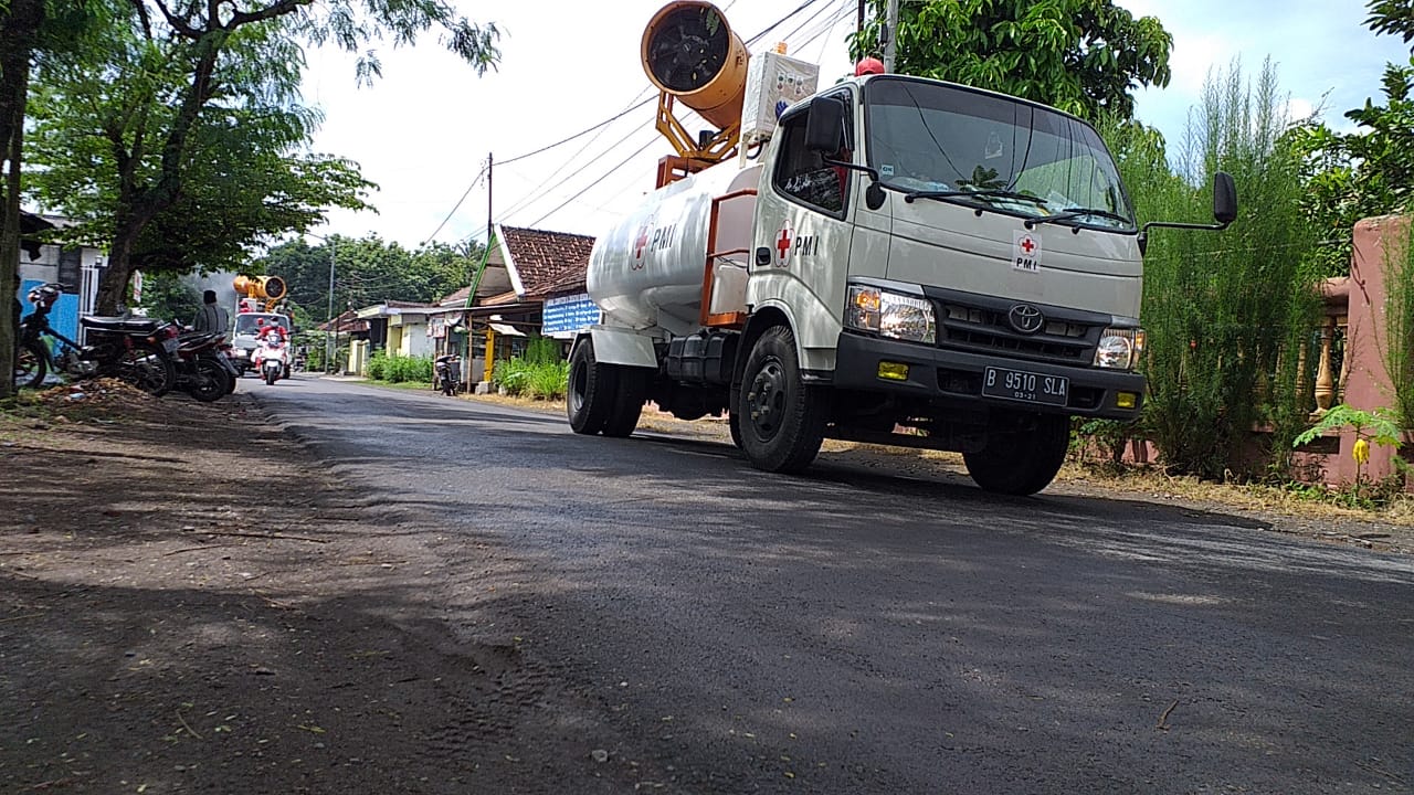 Antisipasi Penyebaran Covid-19, PMI Jember Semprot Disinfektan Ke Tempat Wisata Dan Pelayanan Publik