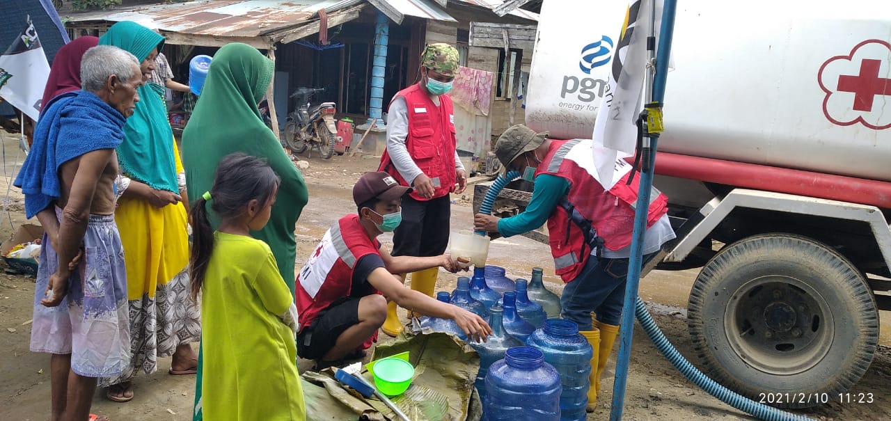 Atasi Krisis Air Bersih Di Dua Desa Terparah, PMI HST Distribusikan Ribuan Liter Tiap Hari.