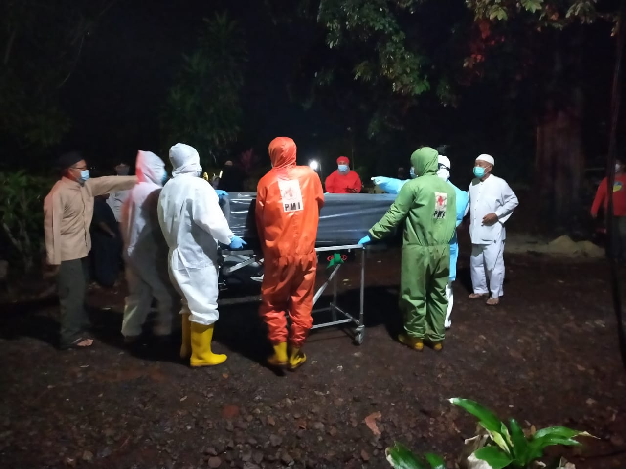 PMI Tanah Laut Lakukan Pemakaman 39 Jenazah Sesuai Protokol Covid-19