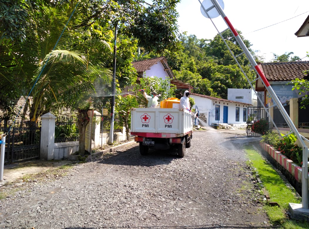 PMI Semprot Perumahan Pasca Warganya Meninggal Akibat Covid-19