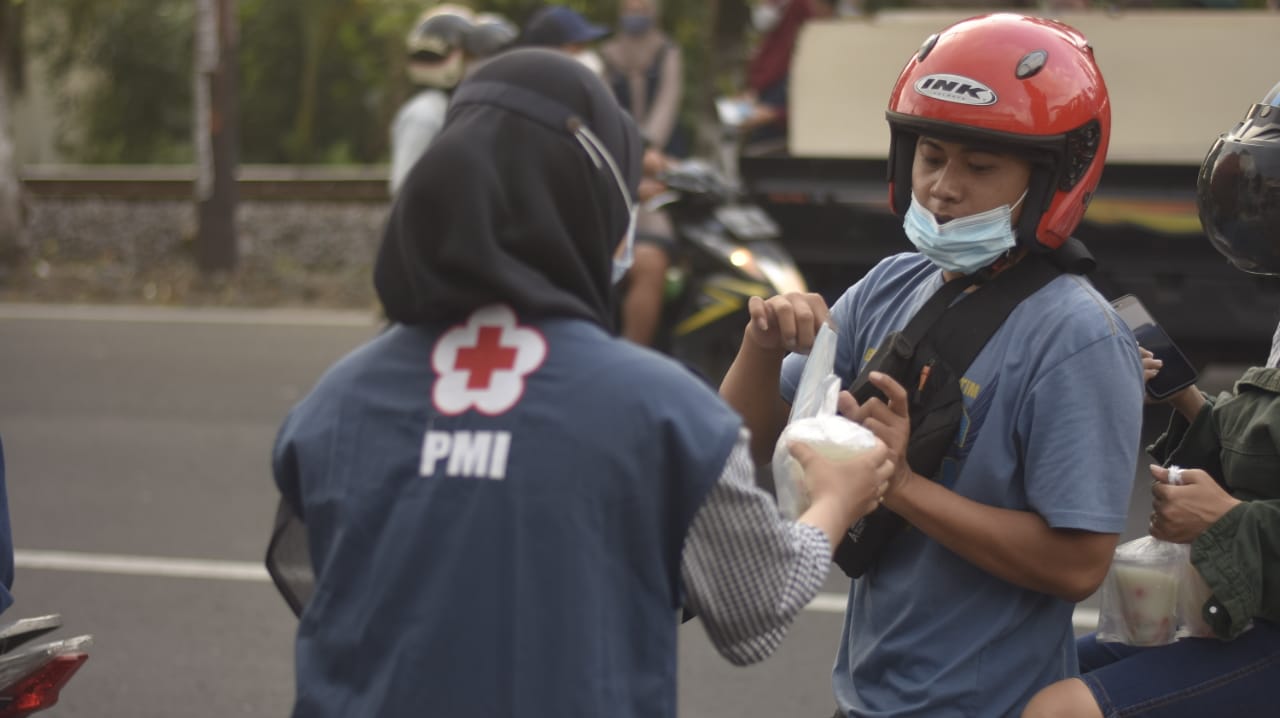 Sambut Ramadhan Dan Diesnatalis, UKM KSR Politeknik Negeri Jember Bagi Masker Dan Takjil Gratis