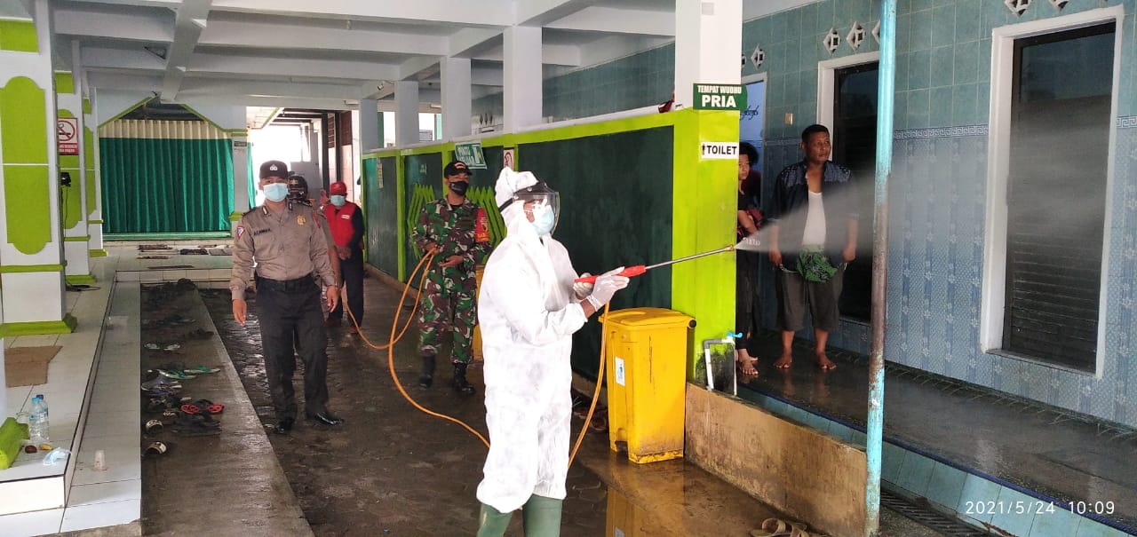 Semprotkan 1.000 Liter Desinfektan Di Empat Lokasi Pasca Haul Habib Sholeh
