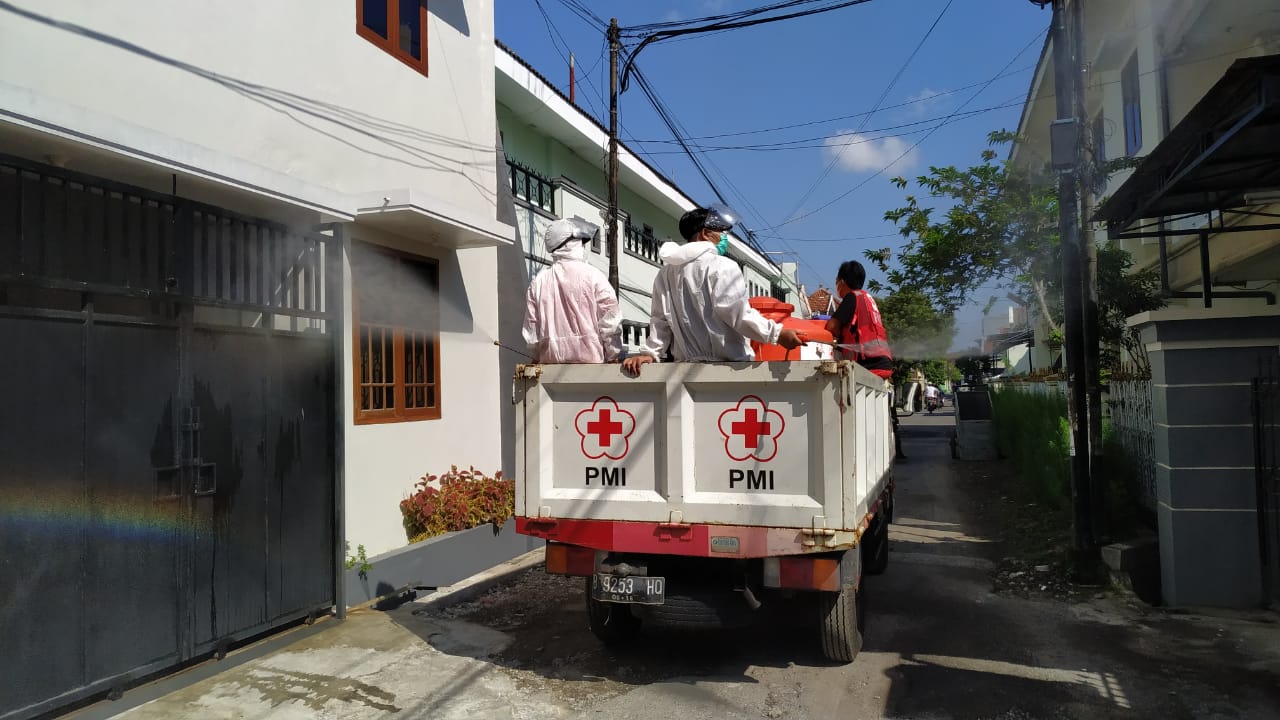 Cegah Kepanikan, PMI Semprot Disinfektan 220 Rumah Warga