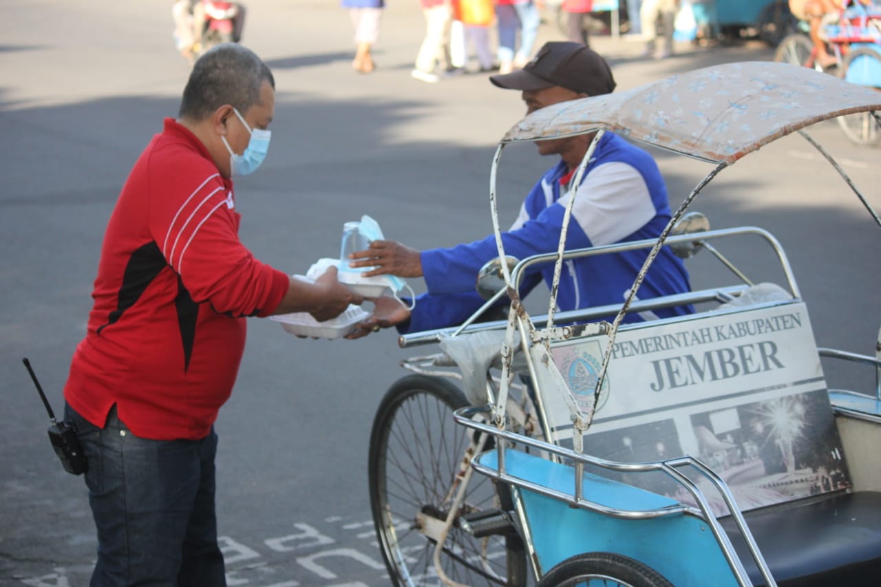 Jumat Berkah, PMI Bagi Masker Dan Nasi Bungkus