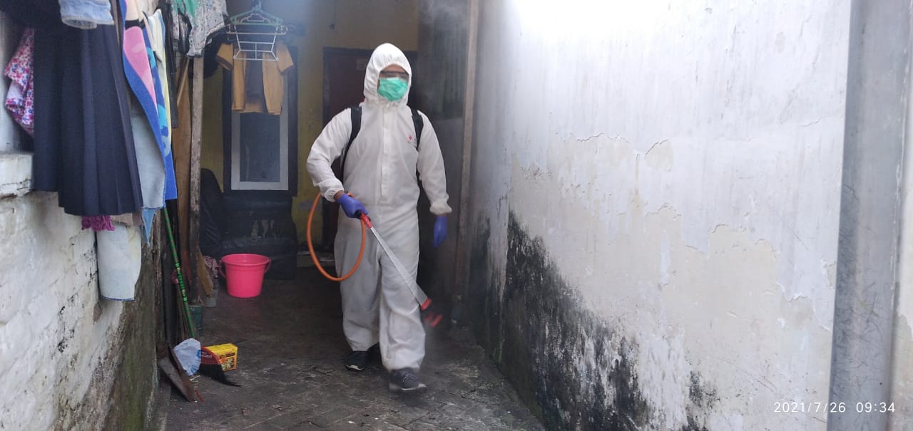 RATUSAN RUMAH PADAT PENDUDUK DISEMPROT DISINFEKTAN