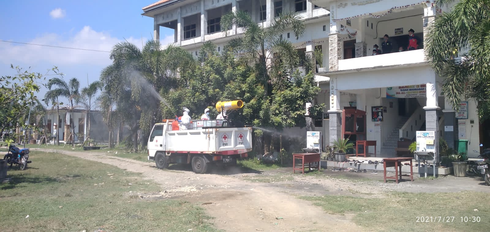 Ponpes Dan Tempat Keramaian Jadi Sasaran Penyemprotan Disinfektan
