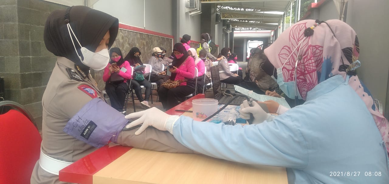 STOK DARAH MENURUN 20-30% SAAT PPKM POLWAN DAN BHAYANGKARI POLRI GELAR DONOR DARAH