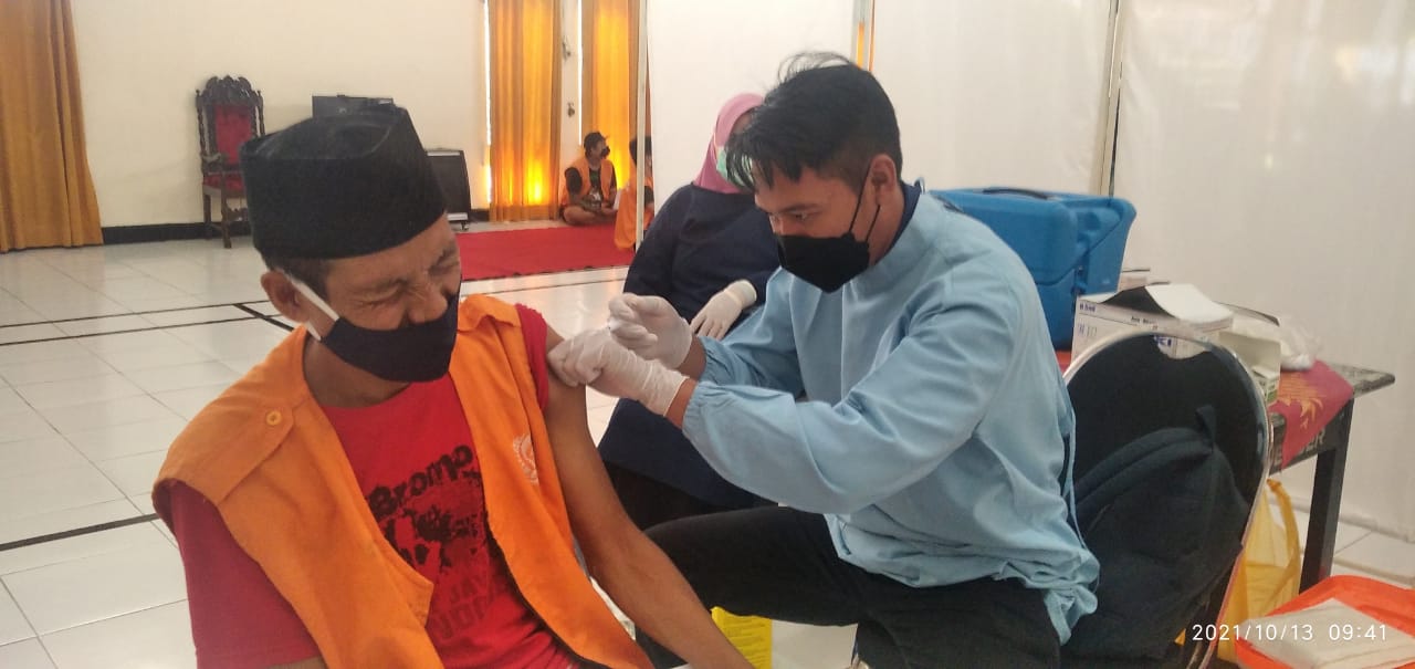 Vaksinasi 400 Warga Binaan Lapas Klas IIA Jember