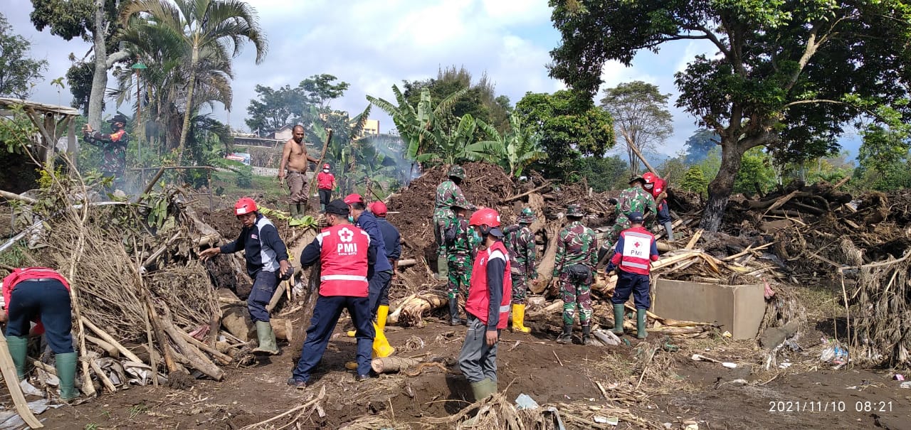 Relawan PMI Jember Bantu Bersihkan Material Dan Distribusi Air Bersih Untuk Korban Banjir Bandang