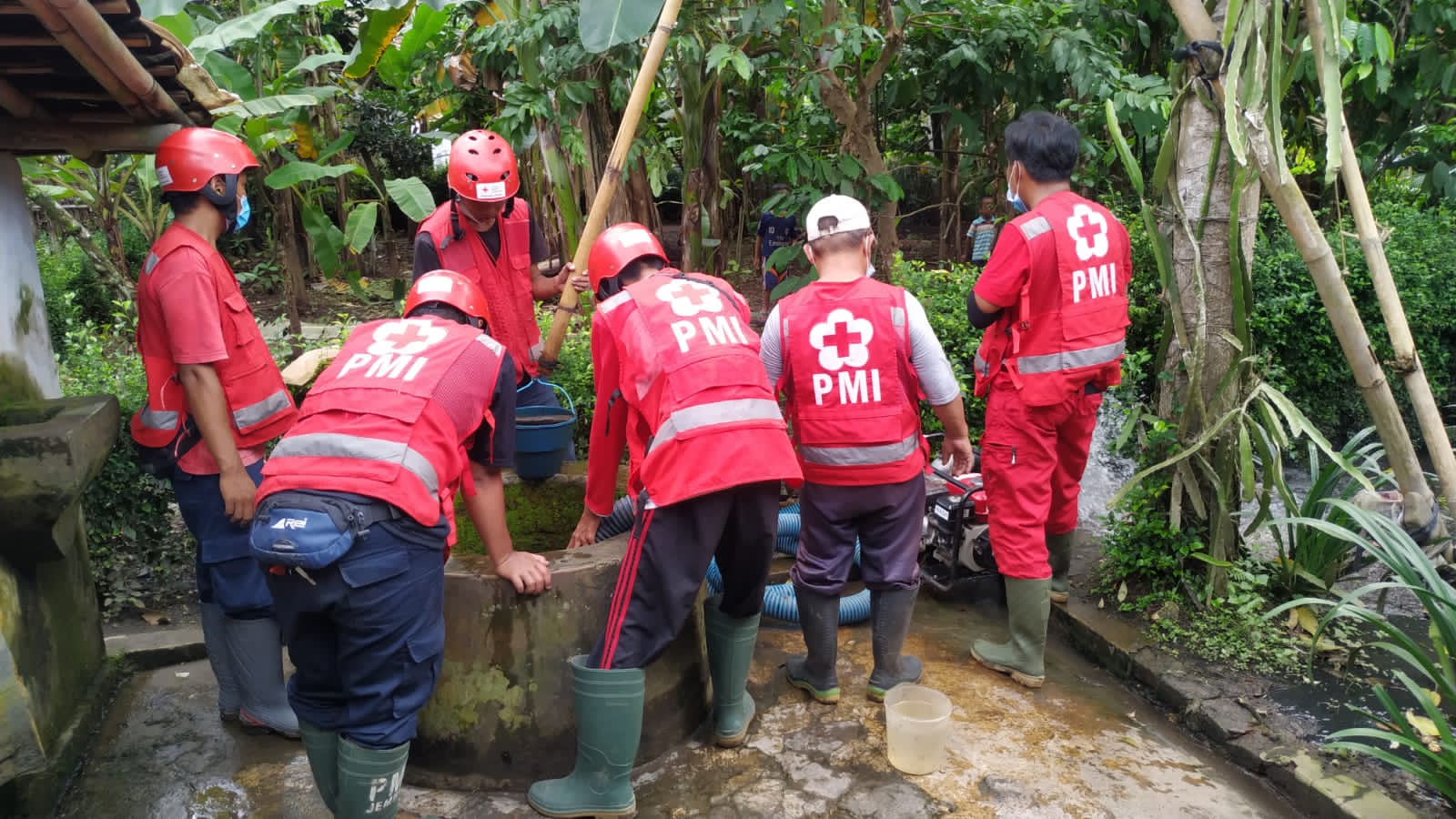 51 Sumur Warga Korban Banjir Luapan Sungai Tak Layak Konsumsi, PMI Jember Lakukan Normalisasi
