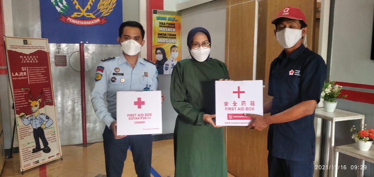 PMI Jember Bantu Lapas Dua Box P3K