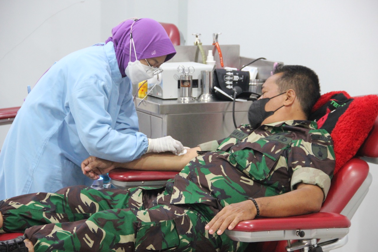 Gelar Donor Darah HUT Korem 083/Baladhika Jaya, Himpun 37 Kantong Darah