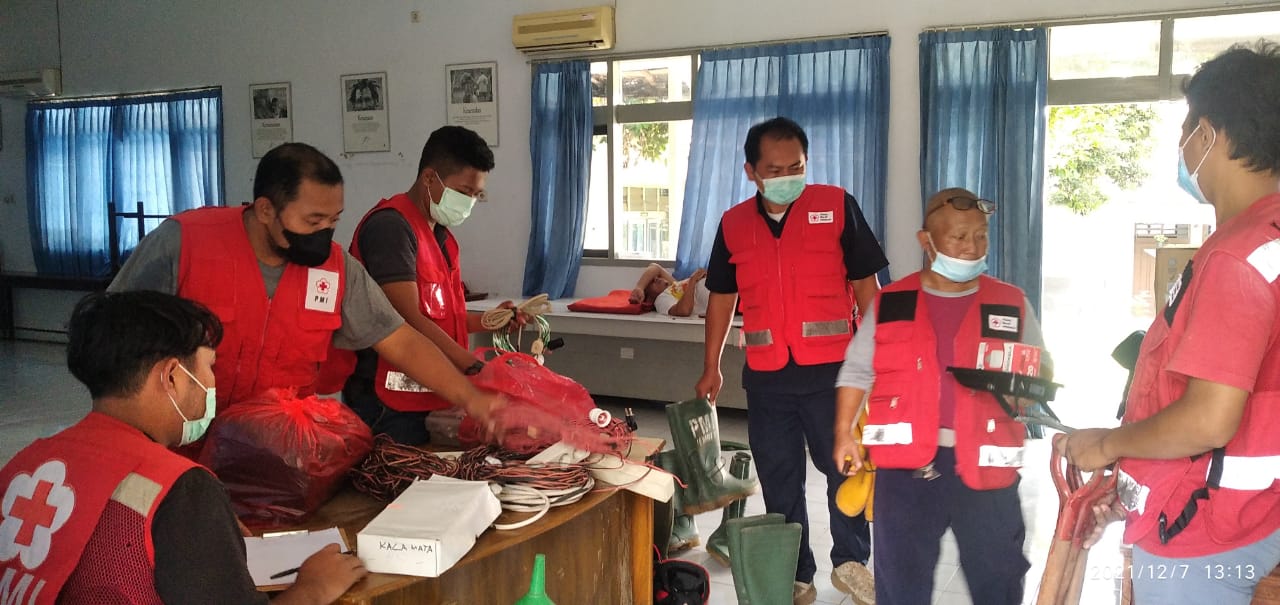 PMI Jember Kirim Tim Wash Ke Semeru