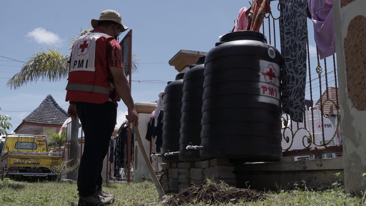 PMI BANTU PENUHI KEBUTUHAN AIR BERSIH PENGUNGSI