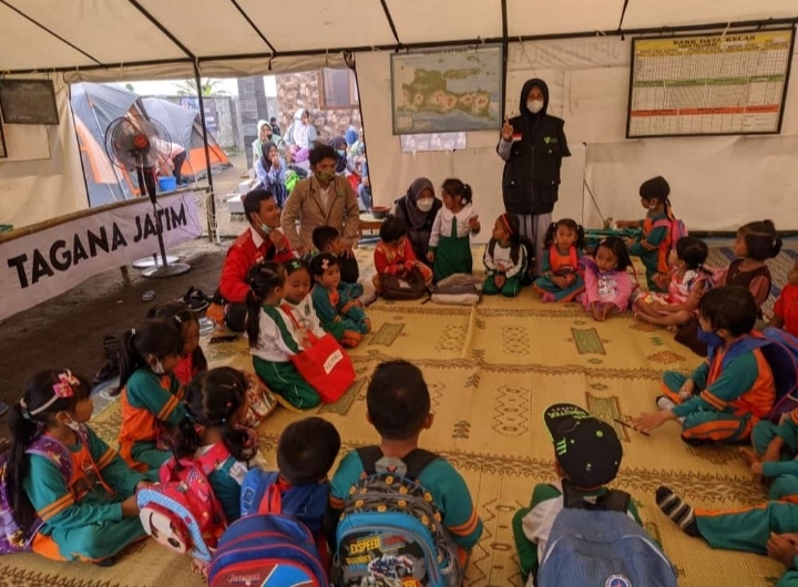 PMI Banjarnegara Bersama SEMAGARA Hibur Anak Korban APG Semeru