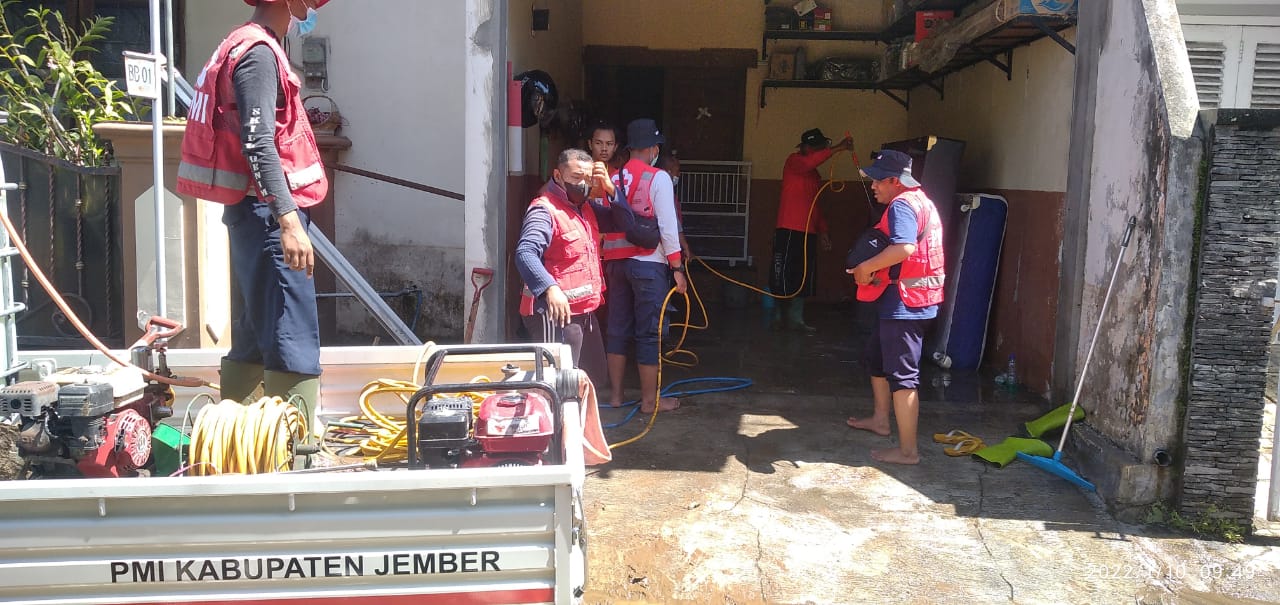 Relawan PMI Langsung Turun Bantu Korban Banjir Mangli