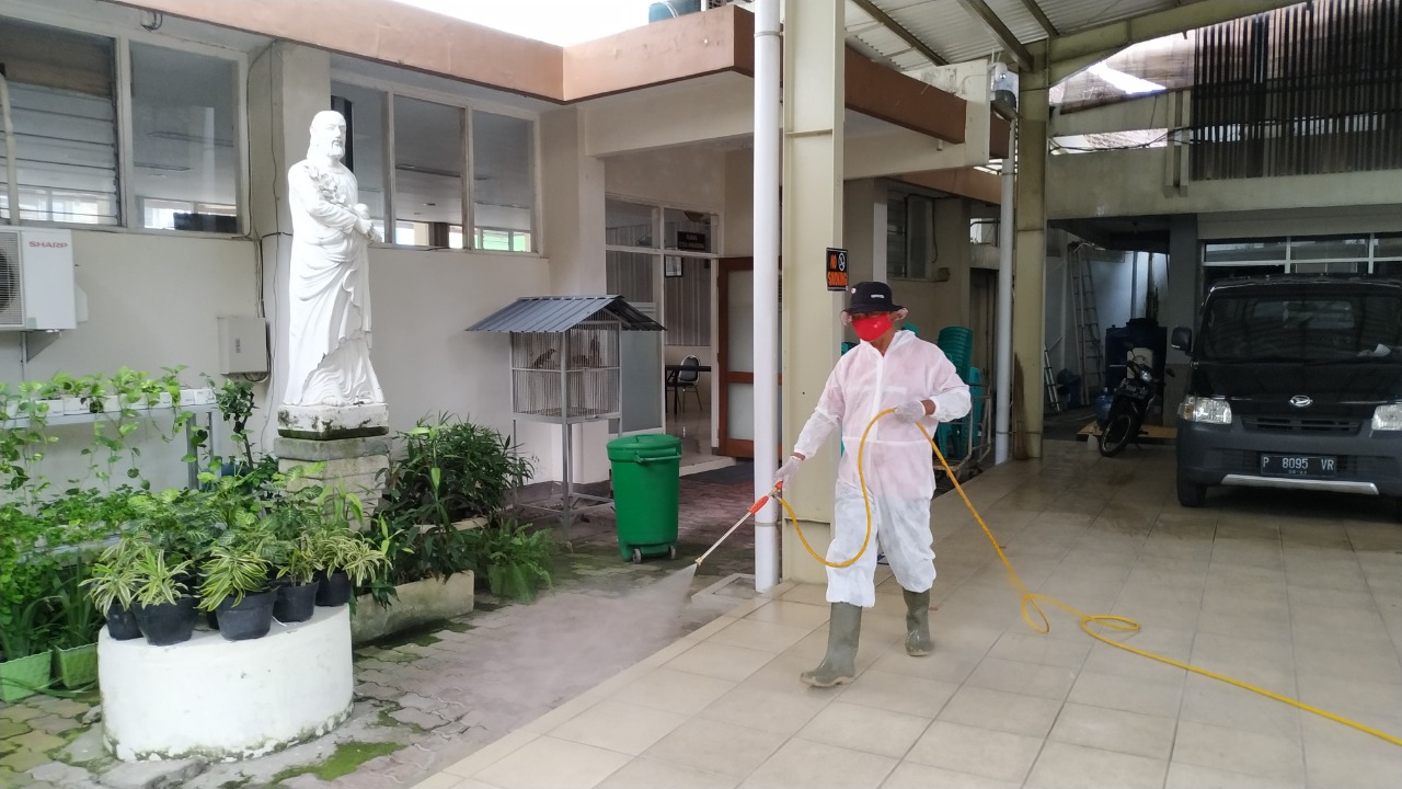 Cegah Cluster Baru Omicron, Gereja Dan Perkantoran Disemprot Disinfektan