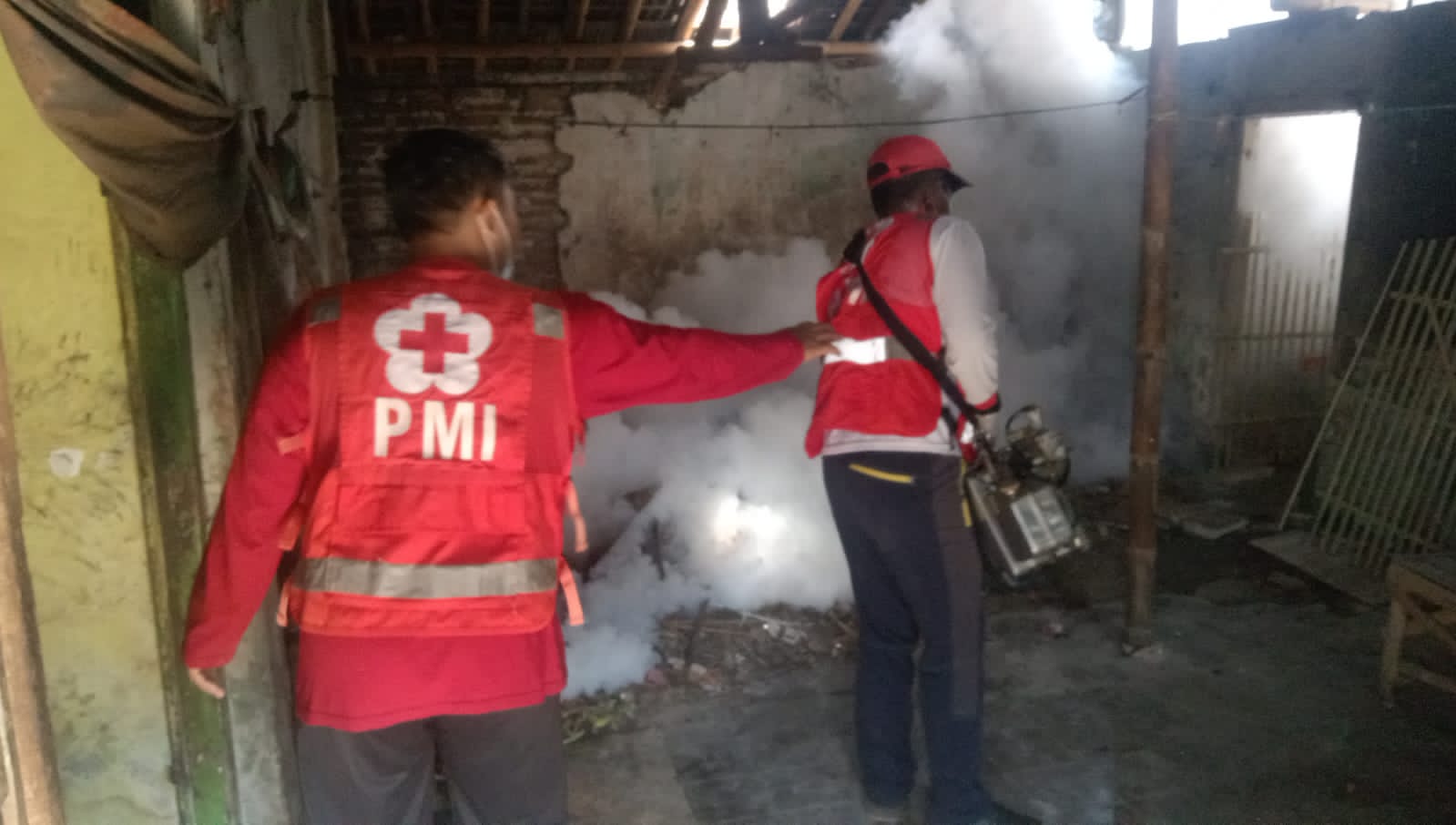 PMI GANDENG DINKES DAN MASYARAKAT, SEMINGGU TIGA KALI FOGGING 