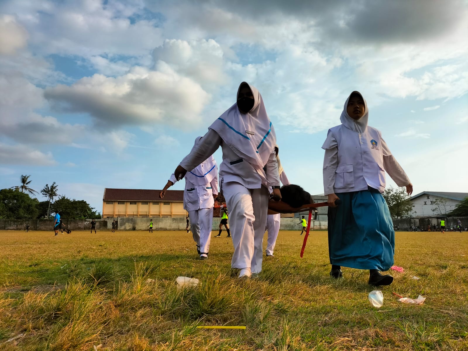 MERIAHKAN HUT RI KE – 77, TIM KESEHATAN PMR KAWAL LOMBA AGUSTUSAN 