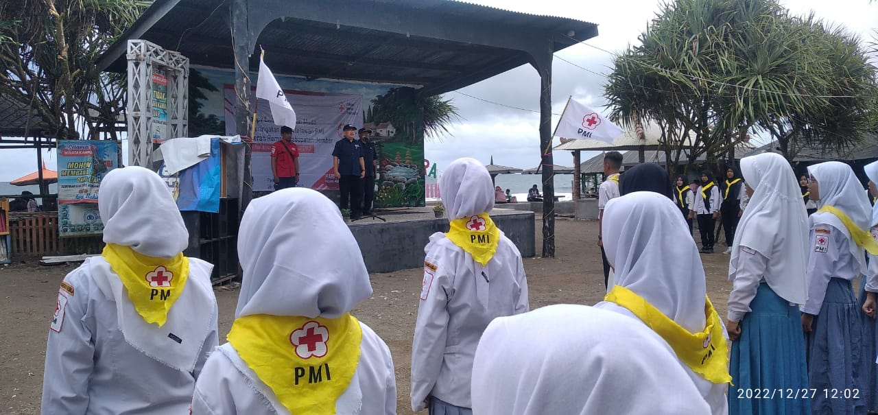 PERINGATI HARI RELAWAN, PMR SELATAN GELAR HAPPY CAMP DI PANTAI ASMARA AMBULU