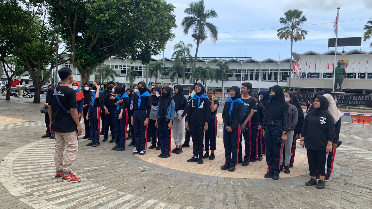 AKSI SOSIAL,  PMR SMPN 1 JEMBER BERSIH-BERSIH  DI PUSAT KOTA