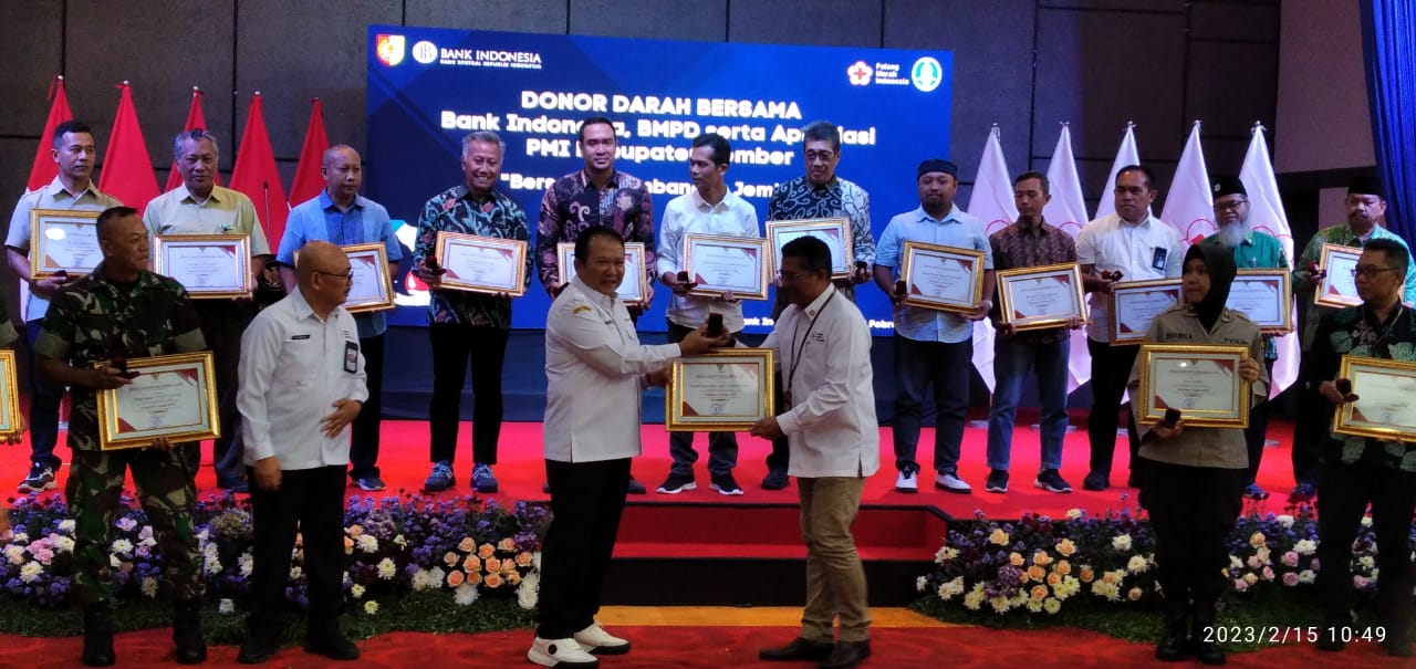 BUPATI SERAHKAN REWARD KEPADA PULUHAN MITRA PMI BARENG DONOR DARAH PERBANKKAN,  PMI DAPAT HIBAH MOBIL DARI BANK INDONESIA