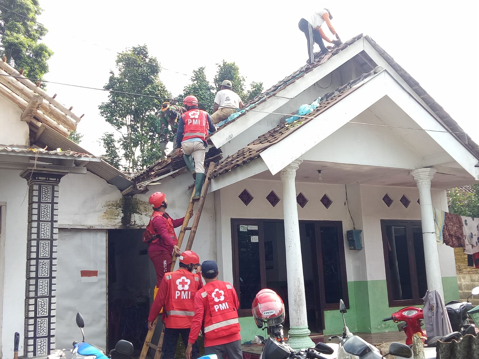 Relawan PMI Bantu Korban Angin Puting Beliung Jember