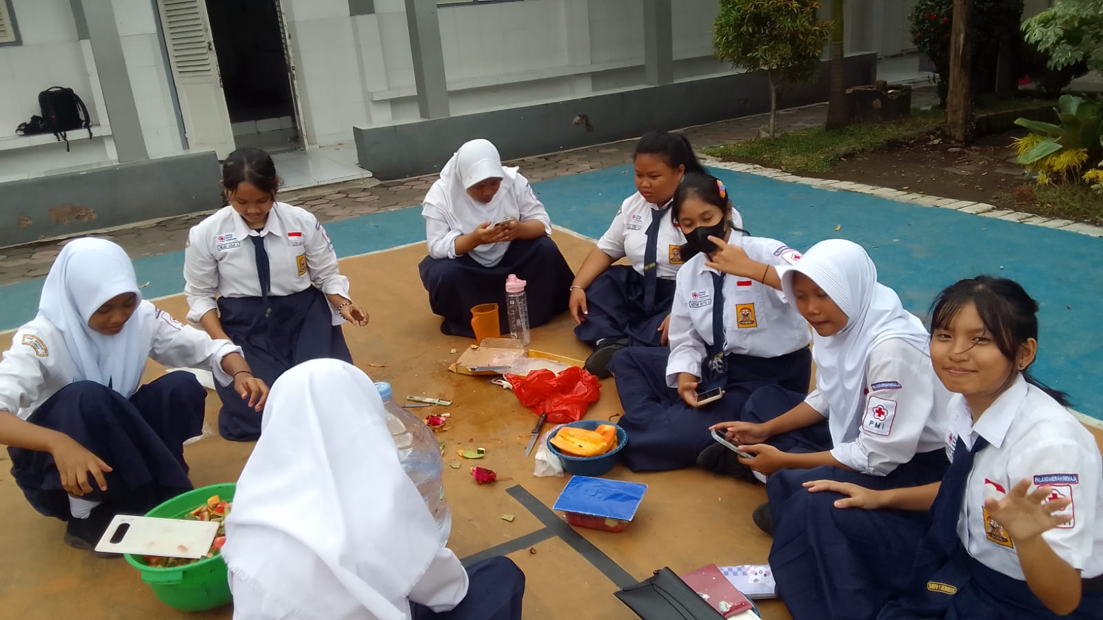 Mengusung Semangat Jaga Lingkungan, PMR SMPN 1 Jember Bikin Eco Enzyme  