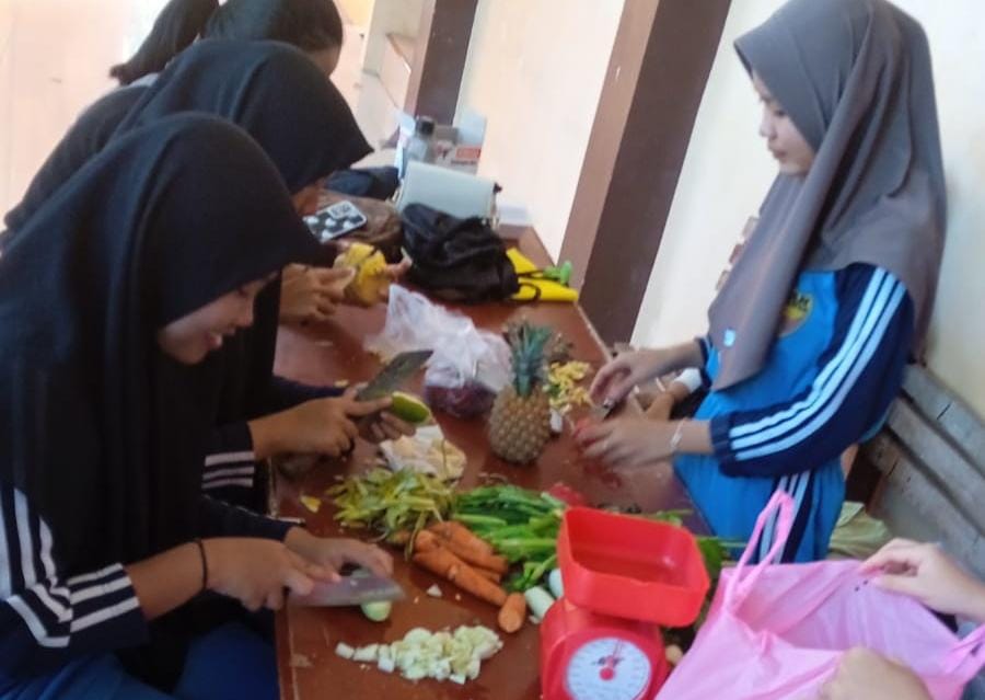 PMR Wira SMAN Jenggawah Kerahkan 30 Relawan Semarakkan Giat 1.000 Liter Eco Enzyme  