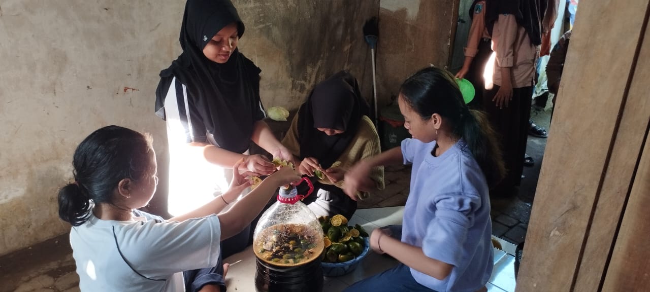 Kreativitas PMR SMPN 6 Jember, Sulap Limbah Menjadi Eco Enzyme