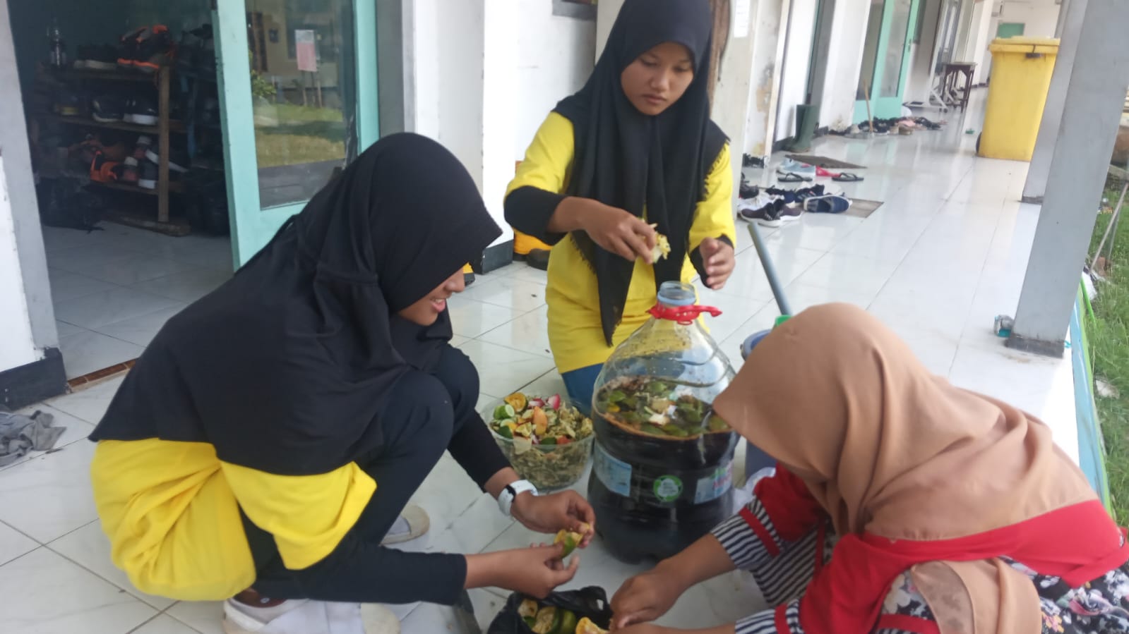 PMR SMK Analis Kesehatan Jember Galakkan Eco Enzyme Dari Sampah