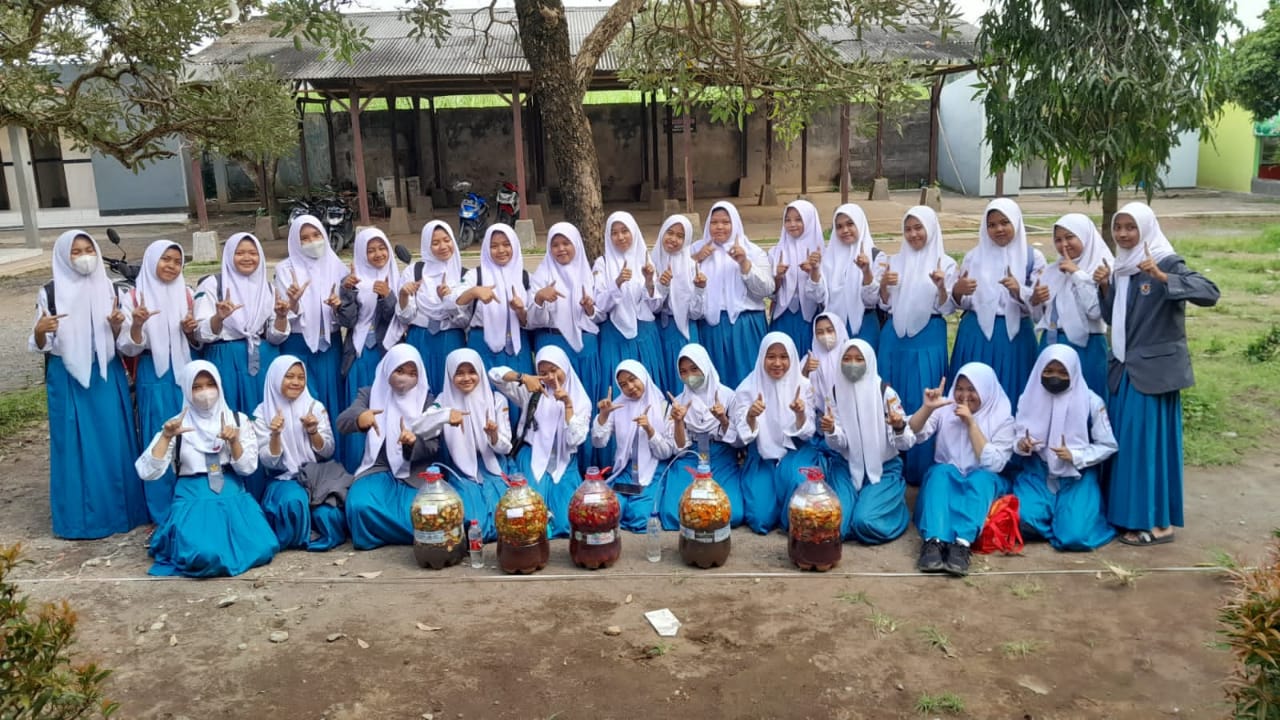 Menjelang Libur Awal Ramadan 1444 H,  PMR SMAN Pakusari  Membuat Eco Enzyme Ramah Lingkungan