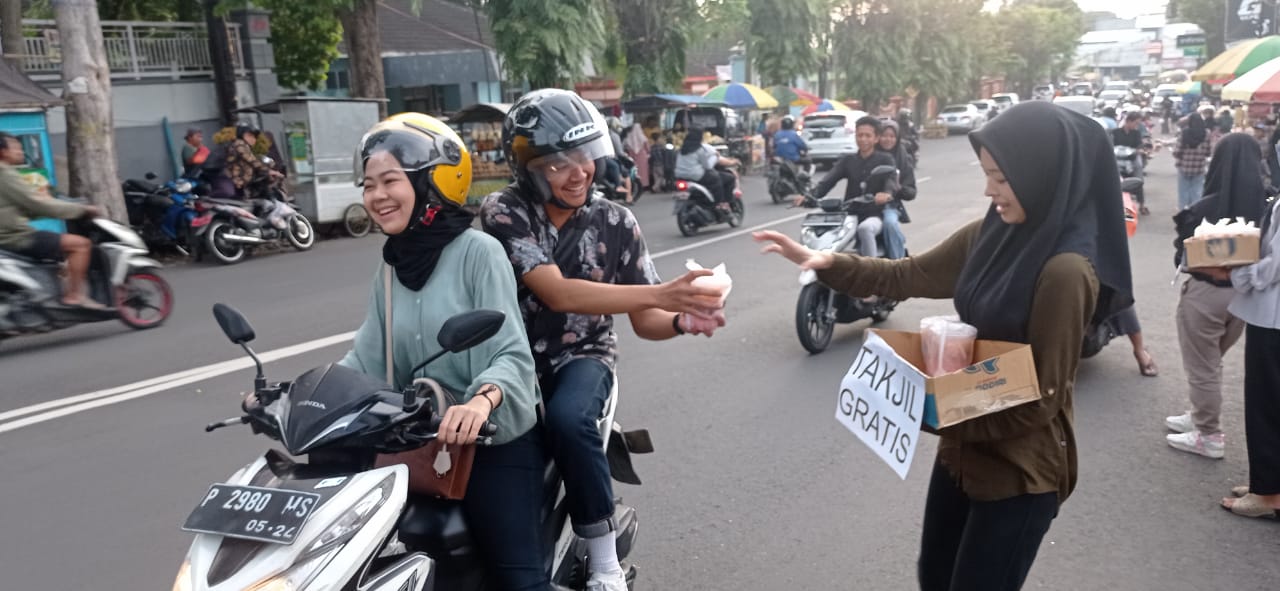 Ramadan Berbagi, PMR SMAN 2 Jember Bagi-Bagi Takjil