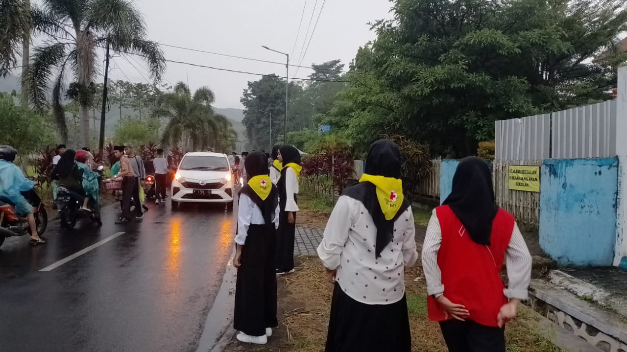 Tingkatkan Ketaqwaan, PMR SMAN Mumbulsari Gandeng Ekskul Sekolah Bagi-Bagi Takjil Gratis