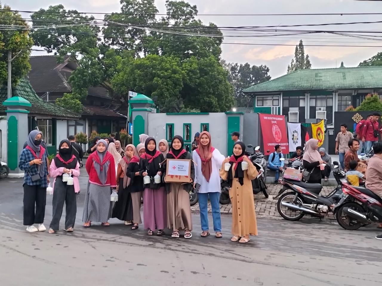Kolaborasi Bagi-Bagi Takjil Gratis, KSR PMI, UKM Dan UKK UIN KHAS Jember