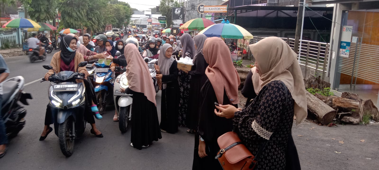 Menjaga Kebersamaan, PMR SMAN 1 Arjasa Bagikan  Takjil 