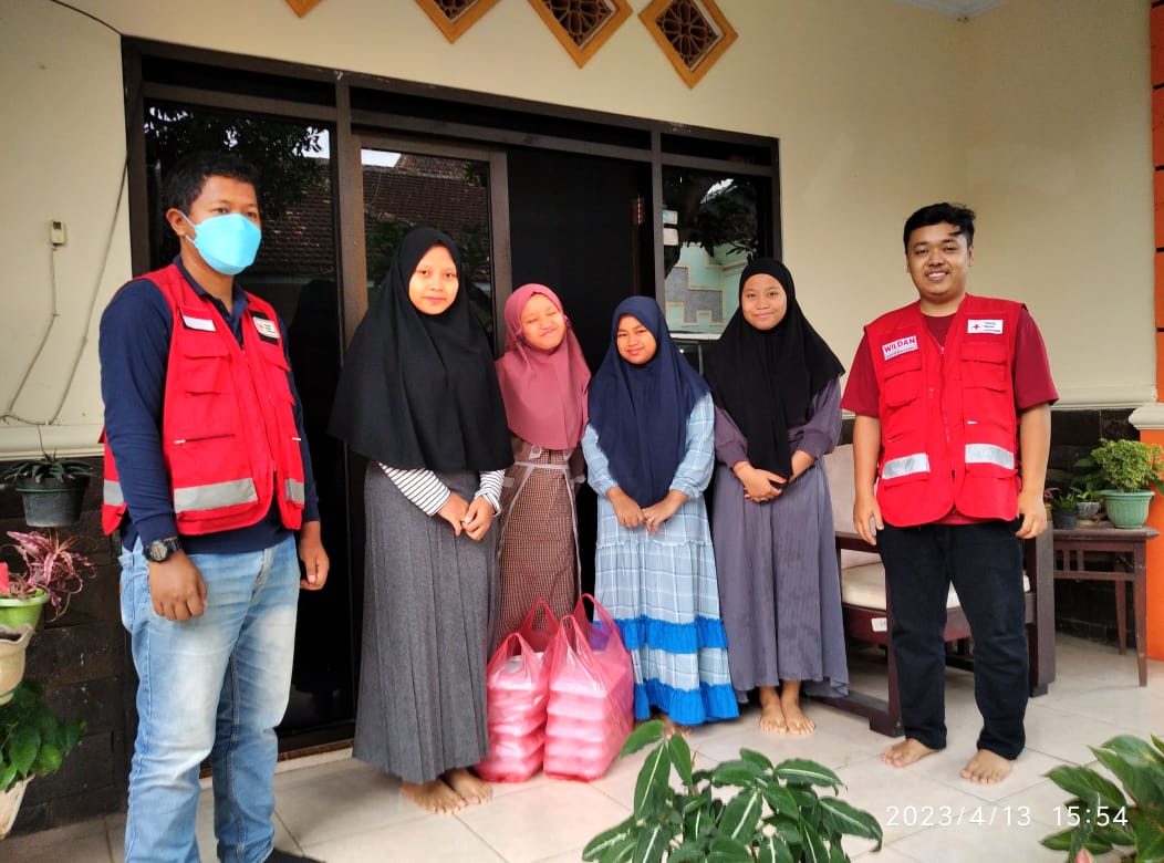 Kunjungi Sejumlah  Panti Asuhan, PMI Kabupaten Jember  Bagikan 300 Kotak Takjil 