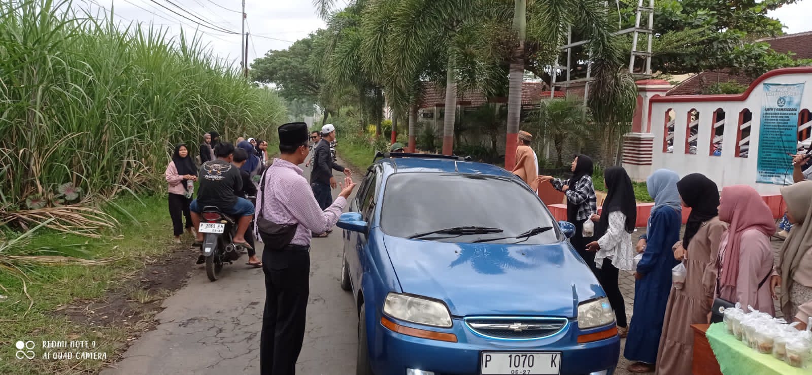 Ngabuburit, Guru Dan Murid Kompak Bagi- Bagi Takjil!! Ini Yang Dilakukan PMR Madya SMPN 1 Sumberbaru 