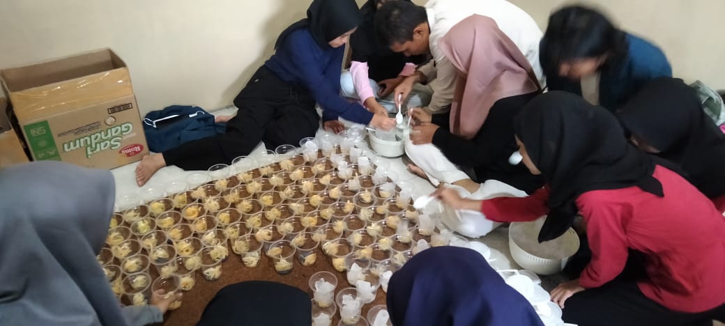 PMR Wira SMAN 5 Jember Bagi – Bagi Takjil Menjelang Buka Puasa