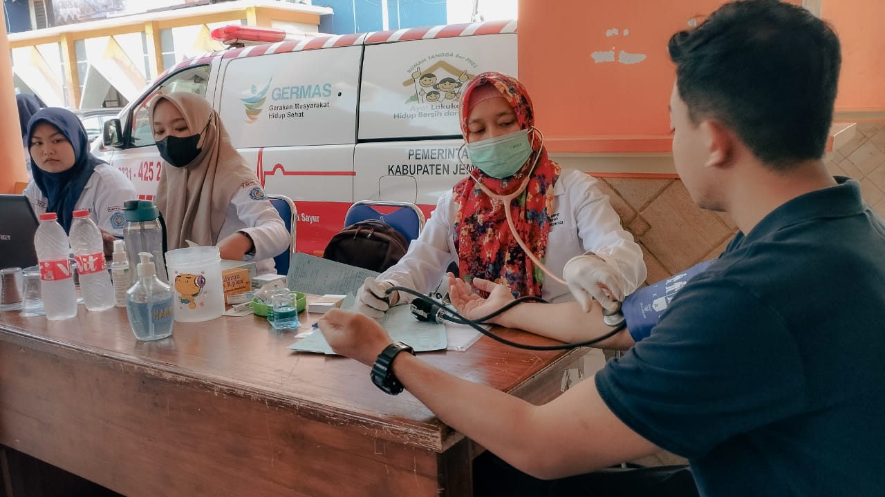 KSR PMI Unit Unmuh Jember Adakan Donor Darah Sukerala Dan Vaksinasi Gratis 