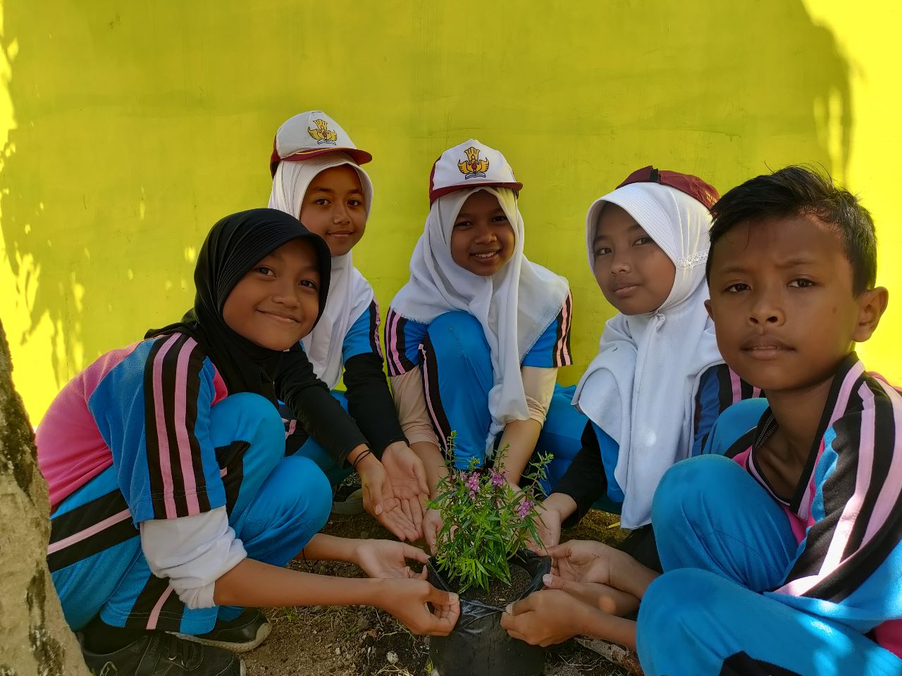 Tanamkan Cinta Lingkungan Sejak Dini, KSR PMI Unit Unej Bhakti Sosial Di SD Kebonsari 05