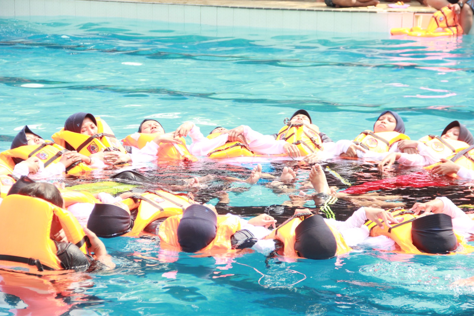 Siap Terjun Di Masyarakat, KSR PMI Unit Universitas PGRI Argopuro Jember Latih Puluhan Relawan Agar Mahir Water Rescue