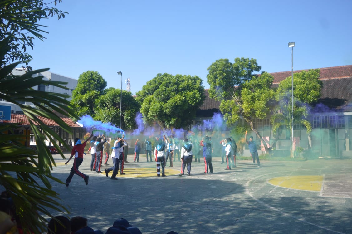Awali Hari Masuk Sekolah,  PMR SMP Negeri 1 Jember Simulasikan Pertolongan Pertama Pada Kecelakaan