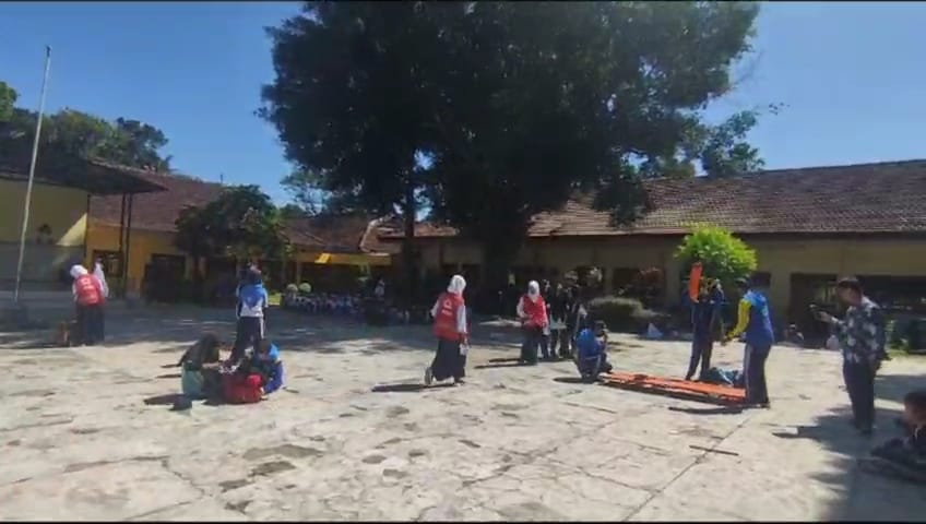 Unjuk Keahlian, PMR SMPN 1 Silo Peragakan Penanganan Orang Pingsan  