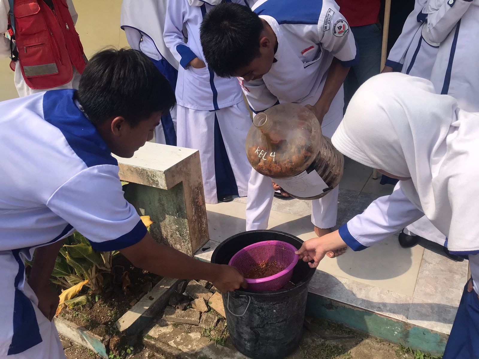 PMR Wira SMK Kesehatan TPA Jember Panen Eco Enzyme, Langsung Dibagikan Kepada Warga Sekitar Sekolah